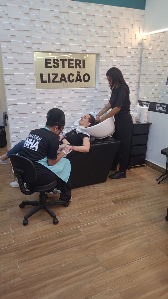 Lavatório e manicure ao mesmo tempo na Inova West Plaza